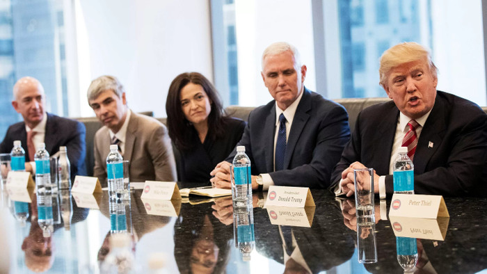 Từ trái sang phải: CEO Amazon Jeff Bezos, CEO Alphabet, Larry Page, COO Facebook Sheryl Sandberg và cựu Phó Tổng thống Mỹ Mike Pence lắng nghe khi Tổng thống Donald Trump phát biểu trong cuộc họp với các CEO công nghệ tại Trump Tower ở Thành phố New York vào ngày 14 tháng 12 năm 2016. (Ảnh: Drew Angerer/Getty Images)