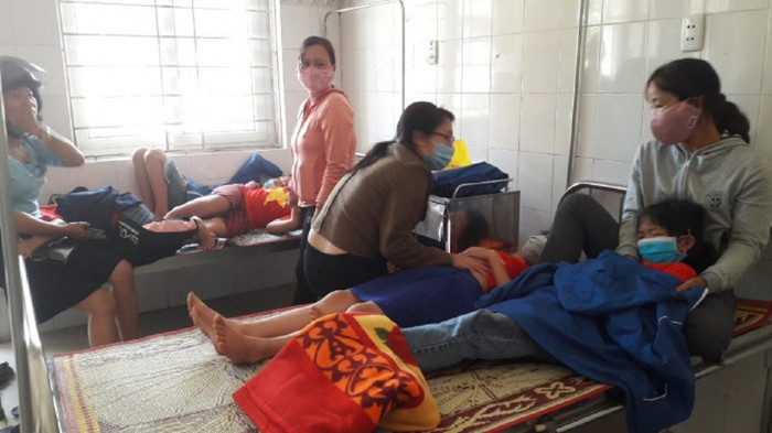 Hàng chục học sinh nhập viện sau giờ ăn trưa. Ảnh: Báo Giao thông