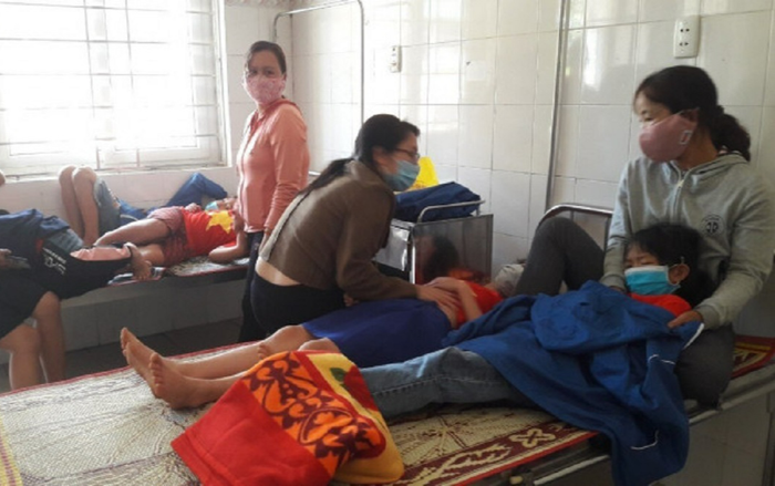Hàng chục học sinh nhập viện sau buổi ăn trưa, nghi do ngộ độc thực phẩm Ảnh 2