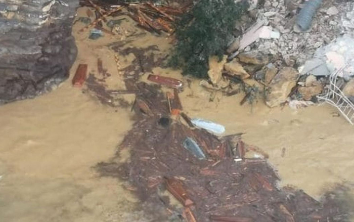 Sạt lở ở nghĩa trang trên đỉnh vách đá, hơn 200 quan tài rơi xuống biển Ảnh 2