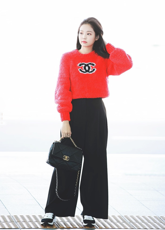 Thời trang sân bay của nữ idol nhà YG trong kiểu áo sweater đỏ logo Chanel 