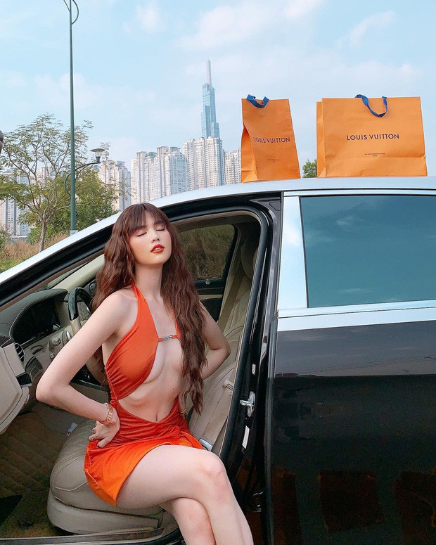 Ngọc Trinh chọn tone makeup màu cam để xuyệt tông với bộ váy mình mặc trên người cùng kiểu tóc xoăn sợi mì nhìn như gái Tây