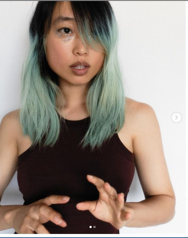 Margaret Zhang có thâm niên làm việc trong làng thời trang tận 8 năm với nhiều mảng khác nhau. Mái tóc xanh của cô hiện tại của cô nàng cũng đang rất thu hút sự chú ý của dân tình 