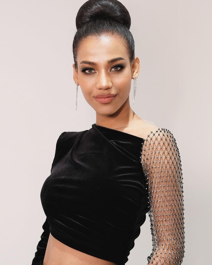 Lần đầu tiên đất nước khai sinh ra cuộc thi Miss Grand International - Thái Lan gửi đến một nhan sắc da màu đầy ma mị. Chanrarapadit Namfon cao 1,7 m, nặng 48 kg, số đo ba vòng 84-56-89 cm. Cô là cử nhân Đại học Songkla Nakarin, chuyên ngành tiếng Anh giao tiếp quốc tế. Cô được đánh giá cao về vóc dáng, gương mặt cá tính và làn da nâu gợi cảm. Bên cạnh đó, cô còn nổi trội ở khả năng thanh nhạc, múa và diễn xuất.