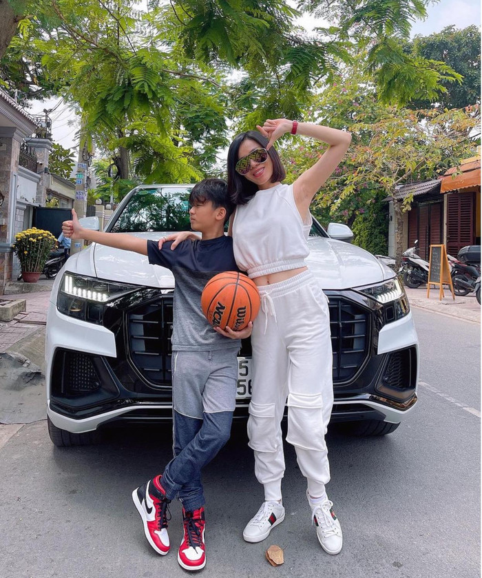 Cả hai mẹ con nhà Lệ Quyên dường như chuẩn bị ra phố để tham gia các hoạt động thể thao 