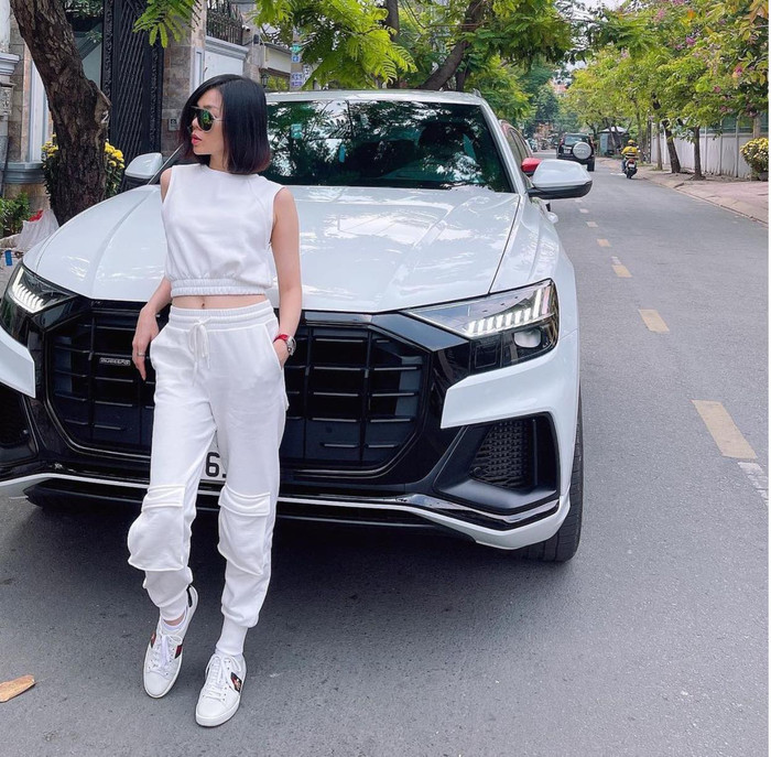 Lệ Quyên chọn trang phục thể thao tông màu trắng với áo cộc tay và quần jogger túi hộp mix cùng giày sneakers đồng điệu 