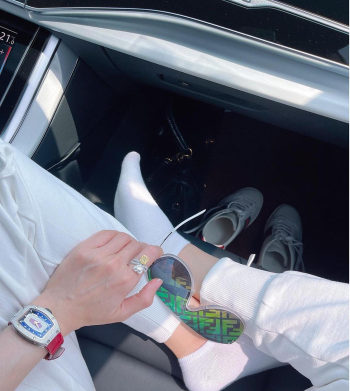 Nữ ca sĩ xinh đẹp chọn phụ kiện kính mắt đi kèm để che chắn nắng 