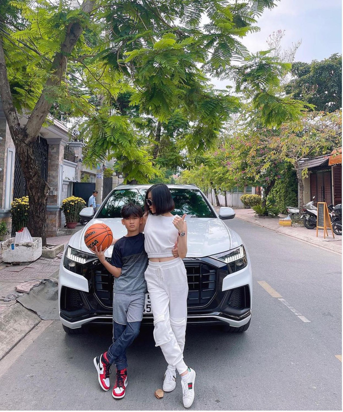 Dường như, Lệ Quyên hộ tống cậu con trai đi chơi bóng rổ nên đã chọn trang phục thể thao sao cho đồng điệu từ mẹ lẫn con 