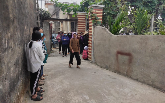 Đám tang thiếu nữ 16 tuổi bị bạn trai sát hại tại nhà: Người mẹ khóc ngất gọi tên con trong vô vọng Ảnh 2