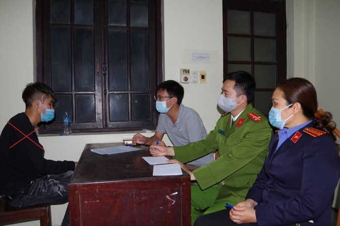 Hùng tại cơ quan Công an. Ảnh: VNN