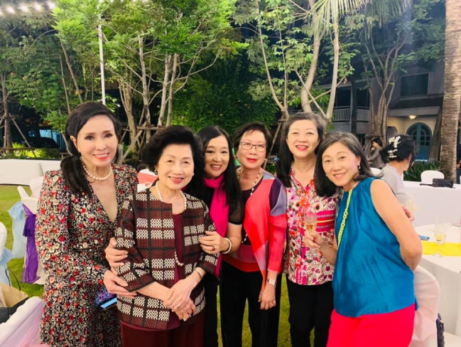 Hình ảnh đời thường của bà Apasra (ngoài cùng bên trái)