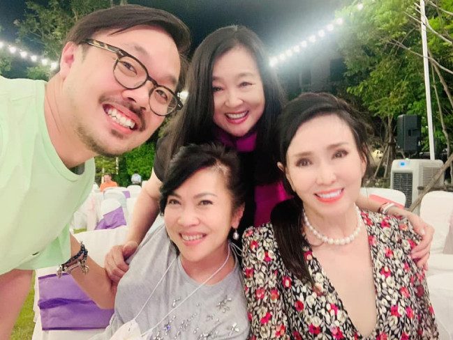 Apasra Hongsakula vẫn nổi bật giữa đám đông