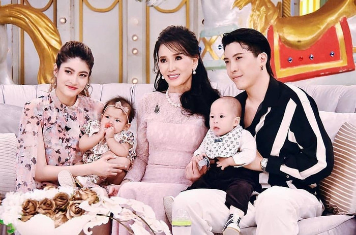 Hiện Apasra Hongsakula đã quyết định sống một mình sau hai cuộc hôn nhân đổ vỡ