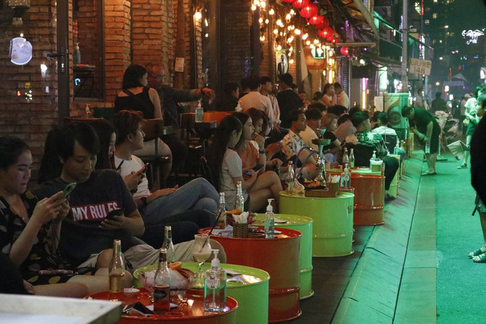 Một số dịch vụ tại TP.HCM sẽ được mở cửa trở lại từ 1/3. Ảnh minh họa