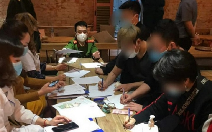 Uống cafe không mang khẩu trang phòng dịch COVID-19, 30 khách bị phạt 60 triệu đồng Ảnh 2