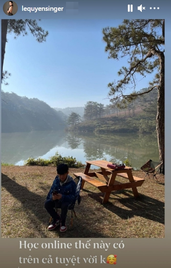 Bé Kỳ Anh chăm chỉ học online dù đang đi du lịch.