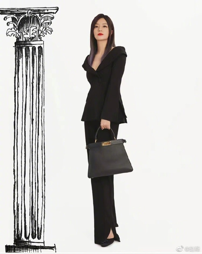 'Hoàn châu cách cách' lên đồ từ xa trong bộ đồ suit cách tân đen thanh lịch