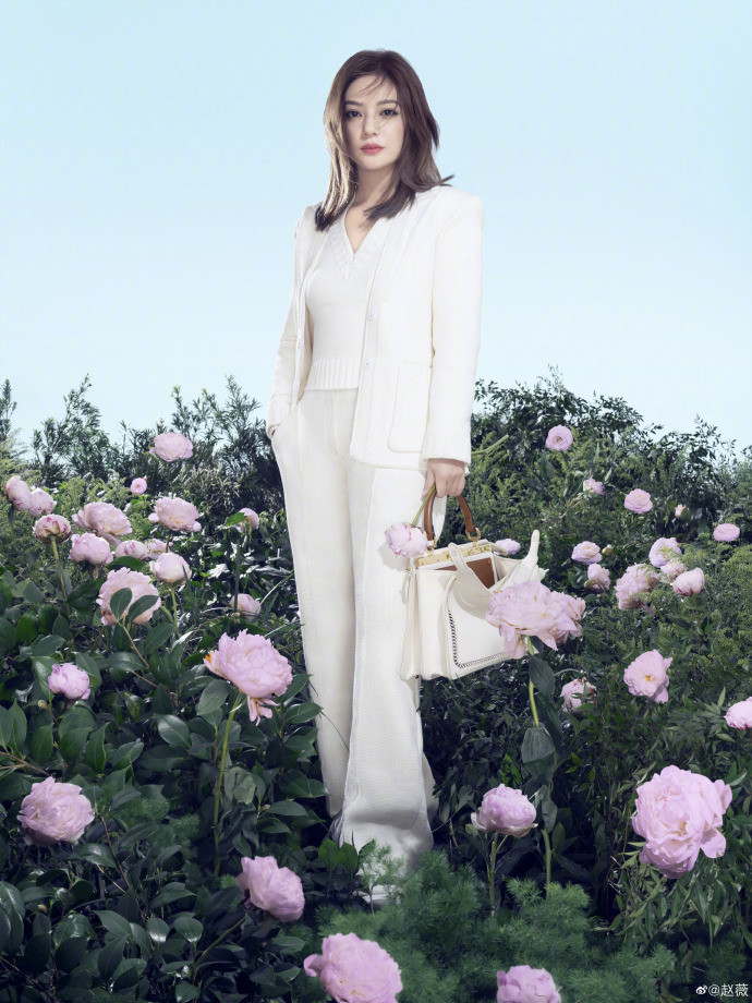 Nữ diễn viên Hoàn châu cách cách lên đồ với những items thanh lịch với suit, blazer kín đáo phù hợp với vóc dáng của mình 