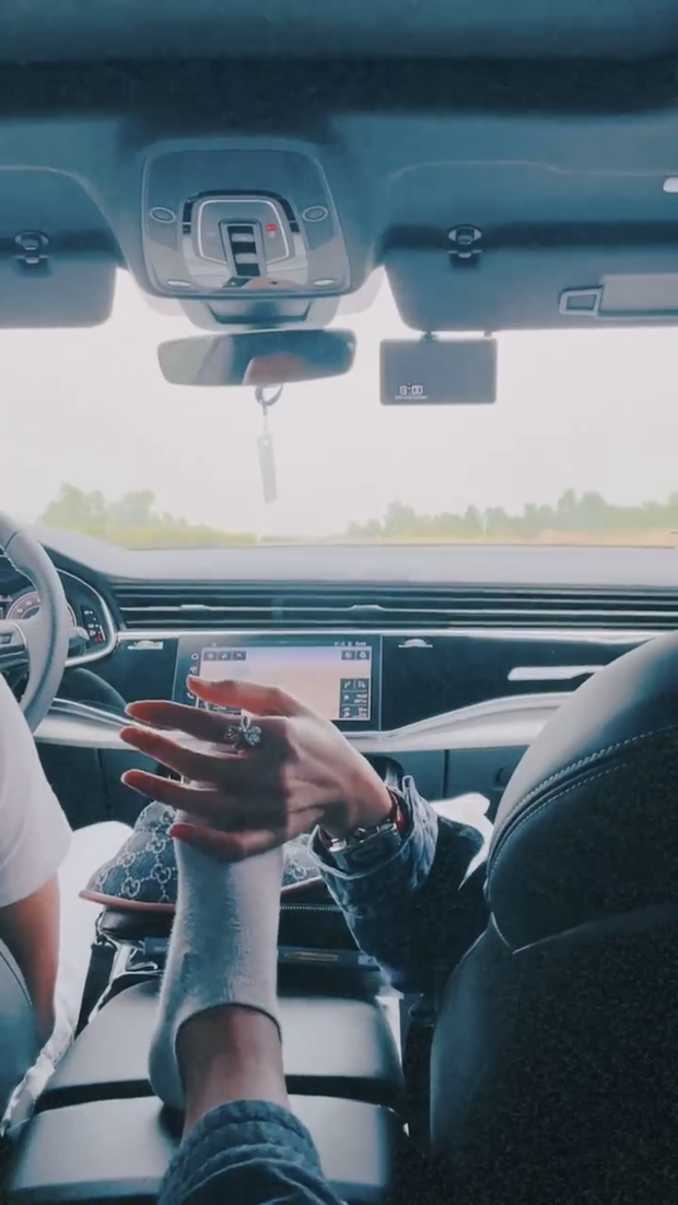 Nhìn vào bức ảnh có thể đoán người đang lái xe là Lâm Bảo Châu, còn bàn tay đeo nhẫn kim cương khổng lồ kia chỉ có thể là Lệ Quyên chứ không ai khác. 