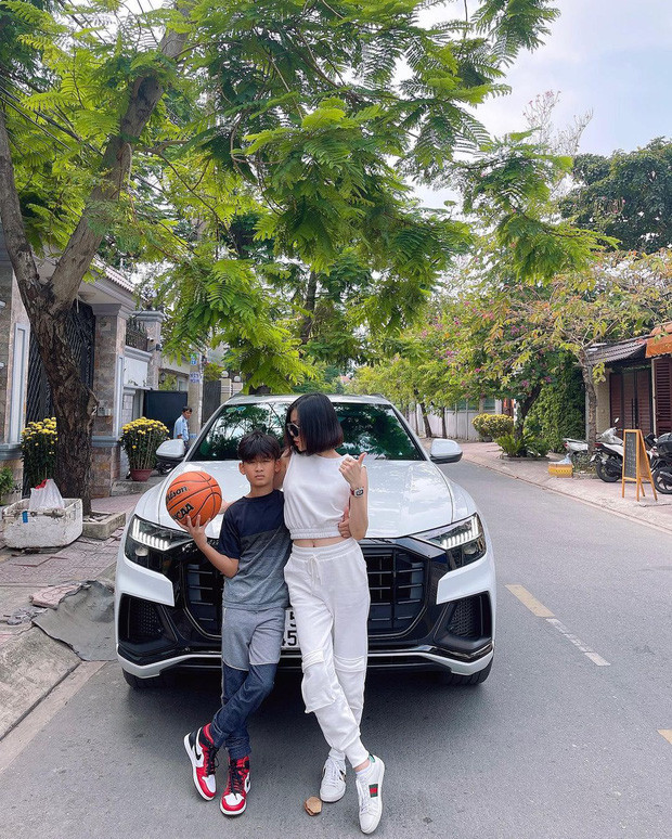 Lệ Quyên và bé Kỳ Anh cực kỳ thân thiết, hai mẹ con thường xuyên đưa nhau đi chơi, sắm sửa cho cậu bé không thiếu thứ gì. 