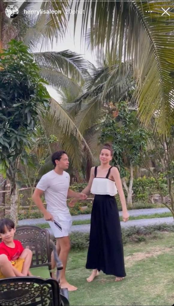 Cả gia đình đang trải qua kì nghỉ dưỡng cực kỳ vui vẻ, thân thiết. 