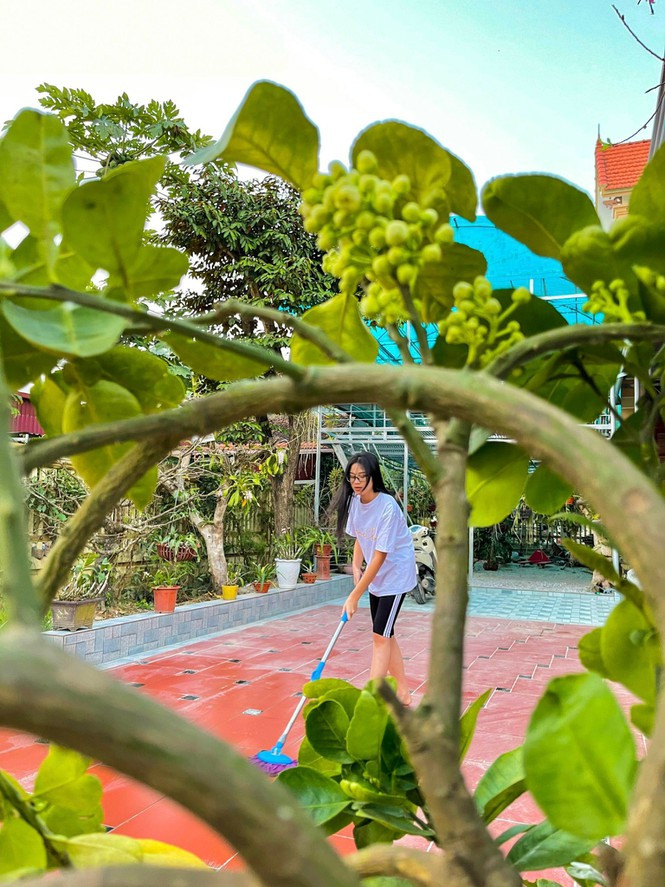 Trên trang cá nhân của mình, Hoa hậu Đỗ Thị Hà cho hay, cô rất thích nhất những ngày trước tết vì cô sẽ cùng người thân dọn dẹp nhà cửa, trồng hoa, chuẩn bị mâm cỗ giao thừa.