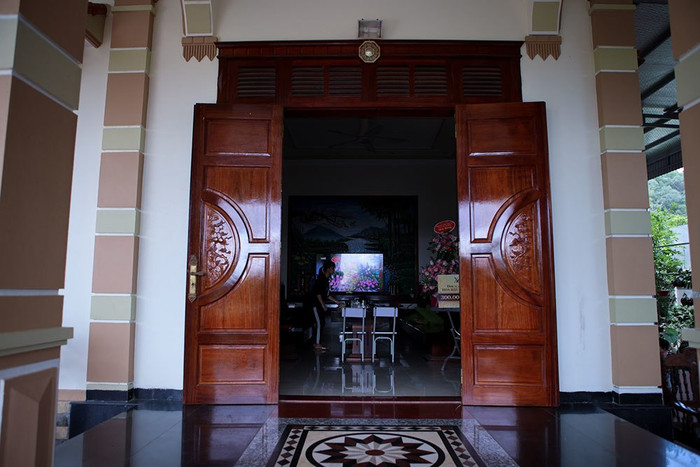 Một góc phòng khách của gia đình Đỗ Thị Hà. Vốn làm trong lĩnh vực xây dựng, bố tân hoa hậu thiết kế căn nhà hiện đại, rộng rãi với nhiều đồ nội thất gỗ