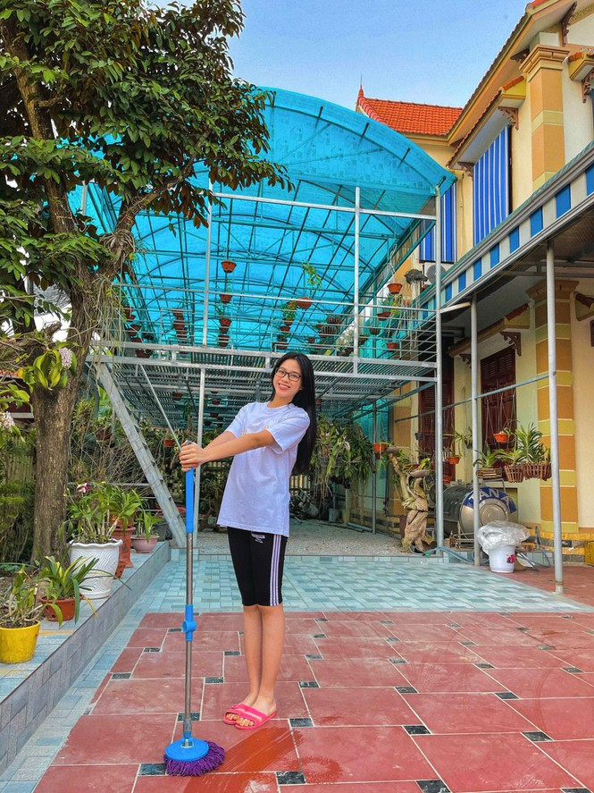 Qua hình ảnh có thể thấy, ngôi nhà của nàng Hậu không chỉ khang trang mà còn đấy ắp những chậu hoa, cây cảnh