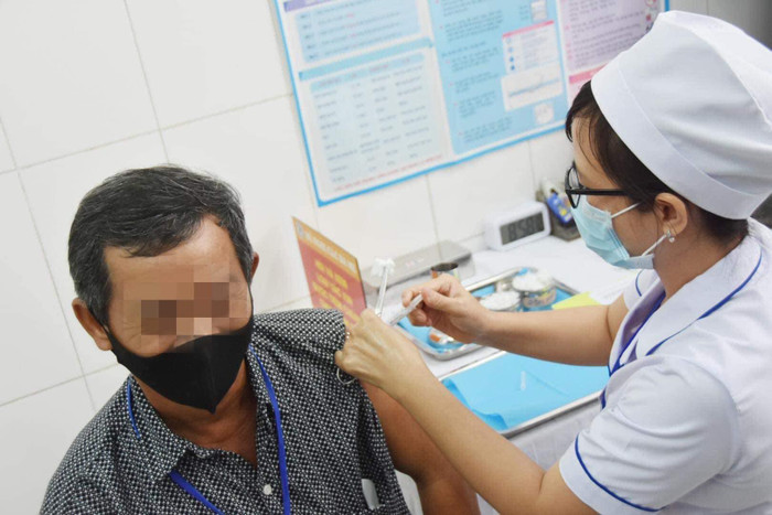 Tiêm thử vaccine Nanocovax cho tình nguyện viên.