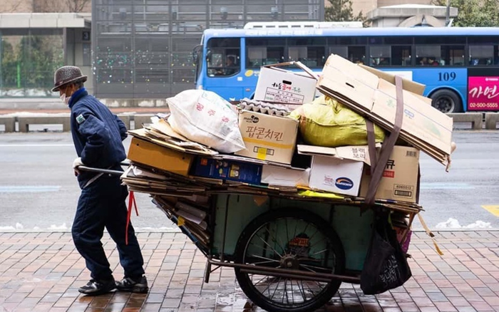 Vì sao người già Hàn Quốc phải nhặt bìa carton ở Seoul? Ảnh 2