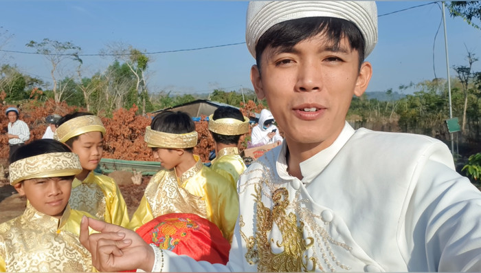 Sang Vlog vui mừng chia sẻ về đám hỏi của chính mình trong video đăng tải hôm 22/2. (Ảnh: Sang Vlog)