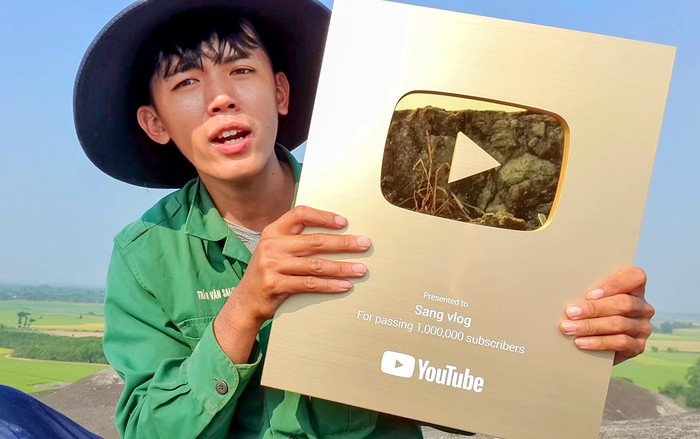 Sang Vlog được biết đến với biệt danh 'YouTuber nghèo nhất Việt Nam', và là chủ nhân những video giản dị về các món ăn vùng thôn quê dân dã. (Ảnh: Sang Vlog)