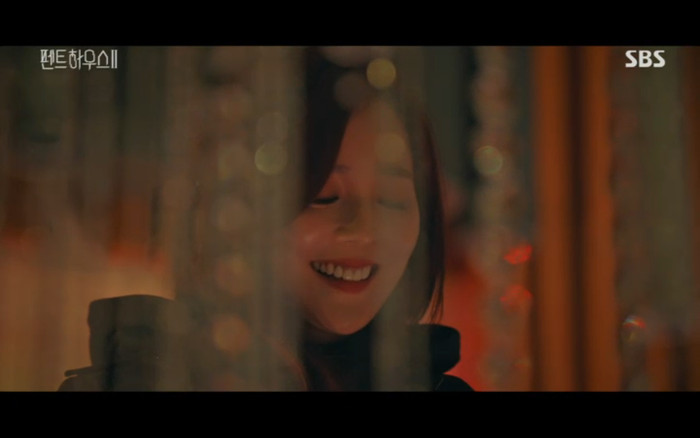 'Penthouse 2' tập 3: Bae Rona quỳ lạy để về phe 'cô giáo' Cheon Seo Jin, Ha Yoon Cheol cưỡng hôn vợ cũ Ảnh 2