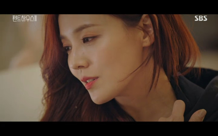 'Penthouse 2' tập 3: Bae Rona quỳ lạy để về phe 'cô giáo' Cheon Seo Jin, Ha Yoon Cheol cưỡng hôn vợ cũ Ảnh 5