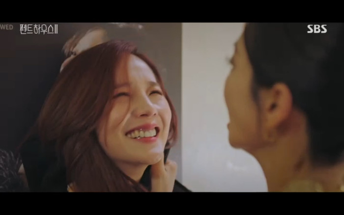 'Penthouse 2' tập 3: Bae Rona quỳ lạy để về phe 'cô giáo' Cheon Seo Jin, Ha Yoon Cheol cưỡng hôn vợ cũ Ảnh 8