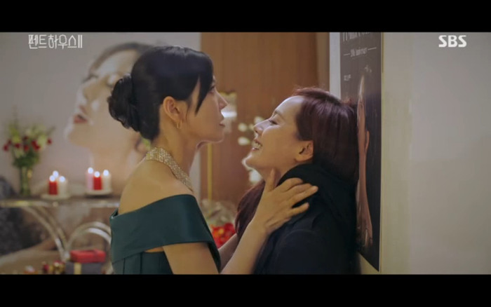 'Penthouse 2' tập 3: Bae Rona quỳ lạy để về phe 'cô giáo' Cheon Seo Jin, Ha Yoon Cheol cưỡng hôn vợ cũ Ảnh 9