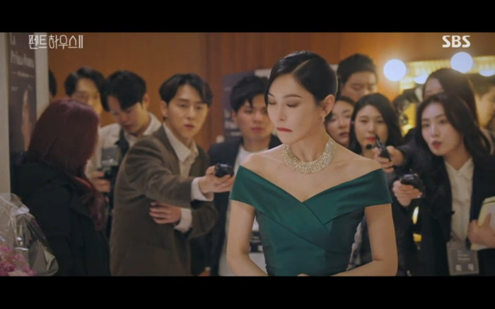 'Penthouse 2' tập 3: Bae Rona quỳ lạy để về phe 'cô giáo' Cheon Seo Jin, Ha Yoon Cheol cưỡng hôn vợ cũ Ảnh 10