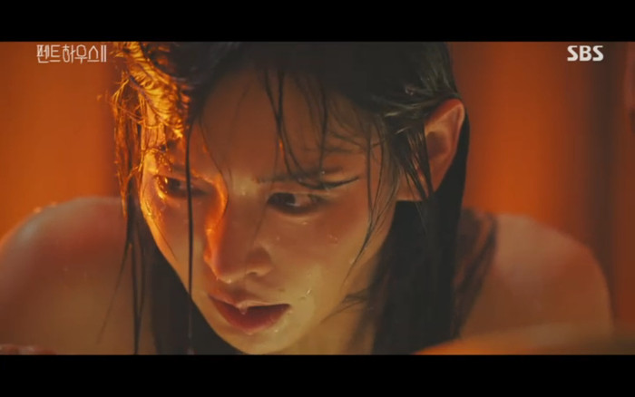 'Penthouse 2' tập 3: Bae Rona quỳ lạy để về phe 'cô giáo' Cheon Seo Jin, Ha Yoon Cheol cưỡng hôn vợ cũ Ảnh 13