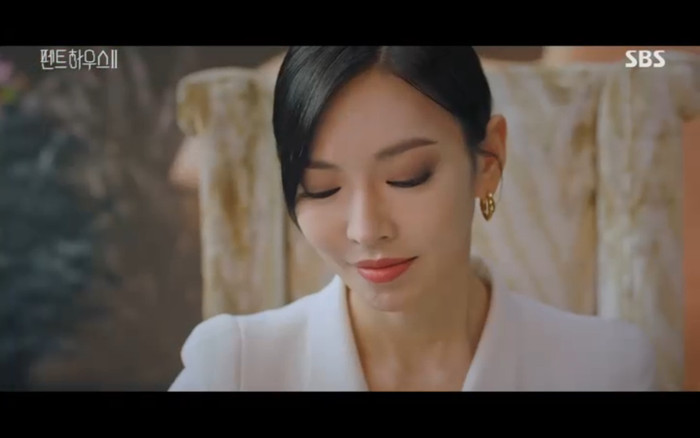 'Penthouse 2' tập 3: Bae Rona quỳ lạy để về phe 'cô giáo' Cheon Seo Jin, Ha Yoon Cheol cưỡng hôn vợ cũ Ảnh 19