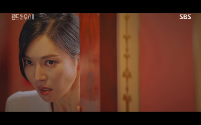 'Penthouse 2' tập 3: Bae Rona quỳ lạy để về phe 'cô giáo' Cheon Seo Jin, Ha Yoon Cheol cưỡng hôn vợ cũ Ảnh 26