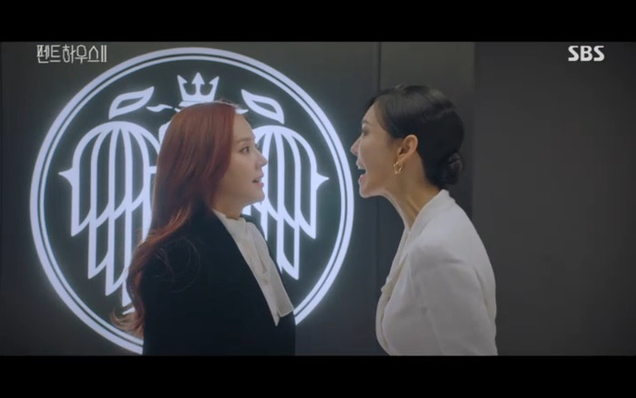 'Penthouse 2' tập 3: Bae Rona quỳ lạy để về phe 'cô giáo' Cheon Seo Jin, Ha Yoon Cheol cưỡng hôn vợ cũ Ảnh 29