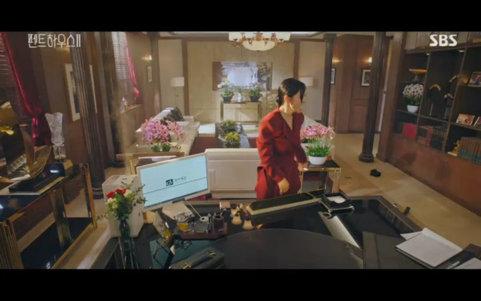 'Penthouse 2' tập 3: Bae Rona quỳ lạy để về phe 'cô giáo' Cheon Seo Jin, Ha Yoon Cheol cưỡng hôn vợ cũ Ảnh 43