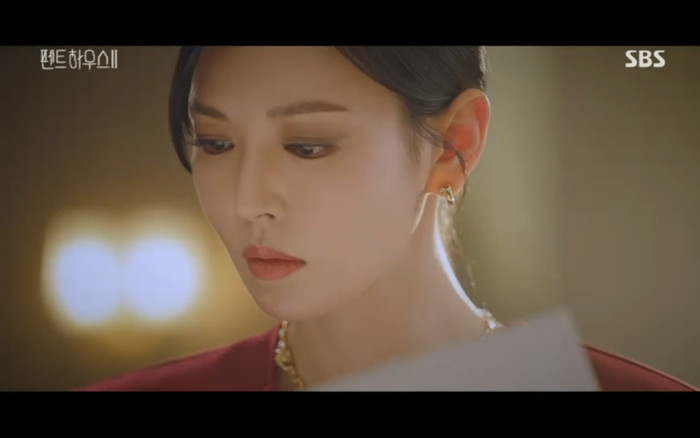 'Penthouse 2' tập 3: Bae Rona quỳ lạy để về phe 'cô giáo' Cheon Seo Jin, Ha Yoon Cheol cưỡng hôn vợ cũ Ảnh 45