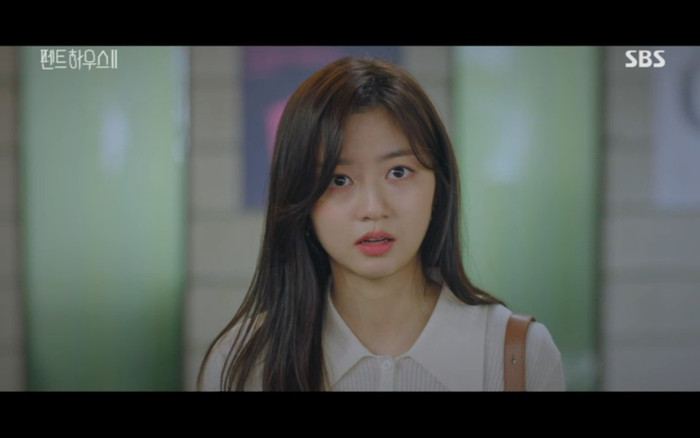 'Penthouse 2' tập 3: Bae Rona quỳ lạy để về phe 'cô giáo' Cheon Seo Jin, Ha Yoon Cheol cưỡng hôn vợ cũ Ảnh 47