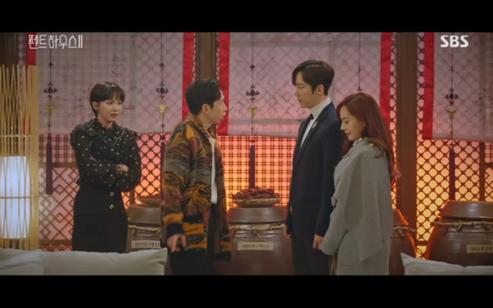 'Penthouse 2' tập 3: Bae Rona quỳ lạy để về phe 'cô giáo' Cheon Seo Jin, Ha Yoon Cheol cưỡng hôn vợ cũ Ảnh 53