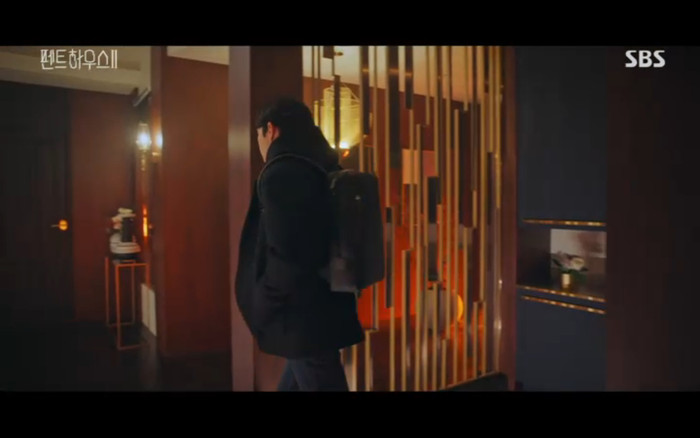 'Penthouse 2' tập 3: Bae Rona quỳ lạy để về phe 'cô giáo' Cheon Seo Jin, Ha Yoon Cheol cưỡng hôn vợ cũ Ảnh 62