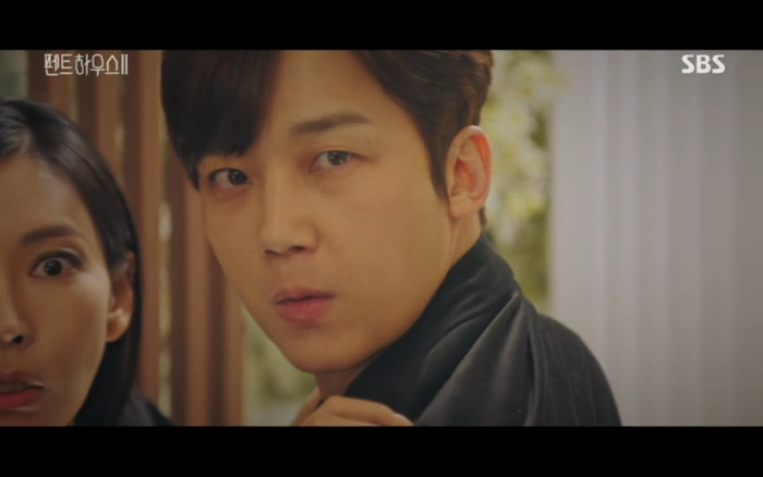 'Penthouse 2' tập 3: Bae Rona quỳ lạy để về phe 'cô giáo' Cheon Seo Jin, Ha Yoon Cheol cưỡng hôn vợ cũ Ảnh 70