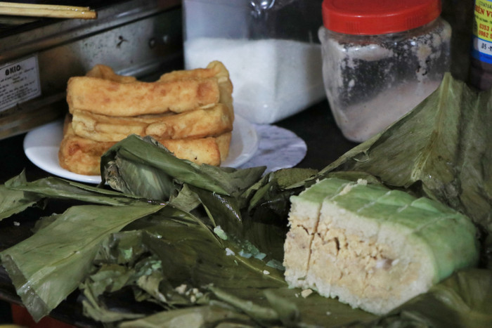 Bữa cơm đạm bạc của gia đình bà Hải cùng các con.