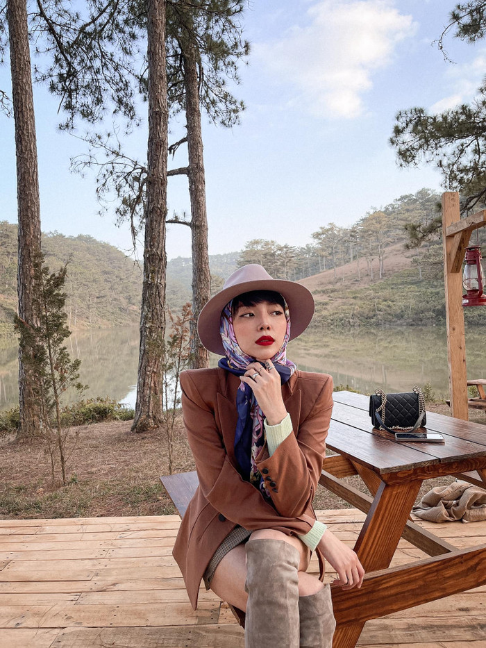 Tóc Tiên nổi bần bật với cây đồ đậm style Dark Academia vừa qua khi cô có chuyến du lịch lên Đà Lạt