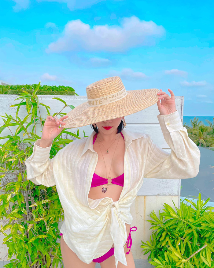 Người đẹp khoe khéo vòng 1 căng đầy mix cùng các phụ kiện dây chuyền và mũ cói 